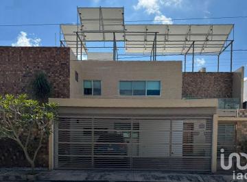 Casa · 347m² · 4 Recámaras · 2 Estacionamientos · Amplia Casa 4 Recs con Alberca y Terraza Techada Norte Mérida