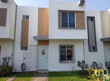 Casa · 83m² · 3 Recámaras · 2 Estacionamientos · Casa en Venta con Alberca Paseo de Las Palmas 2 - 91692
