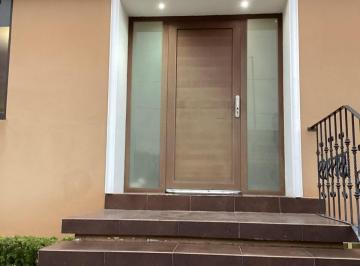 Casa · 380m² · 3 Recámaras · 2 Estacionamientos · Casa en Venta en Club de Golf San Carlos, Metepec, México