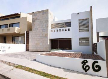 Casa en condominio · 350m² · 3 Recámaras · 3 Estacionamientos · Venta Casa Amplia y Exclusiva en Mision San Jeronimo Privada Frente Plaza Paseo Queretaro