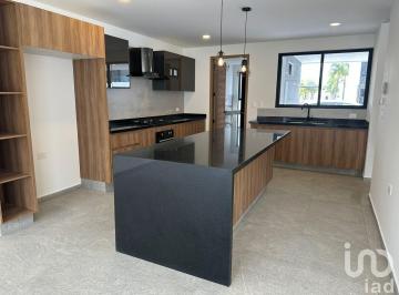 Casa · 330m² · 4 Recámaras · 2 Estacionamientos · Casa Lomas de Angelópolis: 330 m², 4 Recámaras y Roof Garden en Parque Nayarit