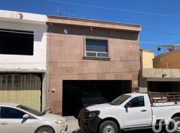 Casa · 180m² · 2 Recámaras · 2 Estacionamientos · Casa con Paneles Solares en Venta en Jardines del Canadá Escobedo 180 m² de Construcción