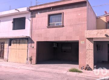 Casa · 180m² · 2 Recámaras · 2 Estacionamientos · Casaen Venta de 2 Niveles en Excelente Estado Ideal Para Familia Pequeña o Inversión en Escobedo