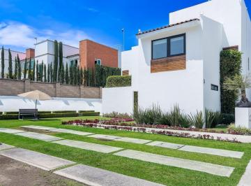 Casa · 245m² · 3 Recámaras · 4 Estacionamientos · Venta de Casa en Bosque Esmeralda
