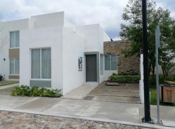 Casa de 3 habitaciones, Jesús María · Casas Separadas con Pasillo Lateral en Venta en Coto, Seguridad, a m del Tec. de Monterrey