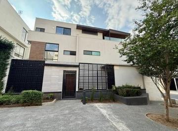 Casa · 311m² · 3 Recámaras · 2 Estacionamientos · Casa Equipada de 3 Niveles en Península