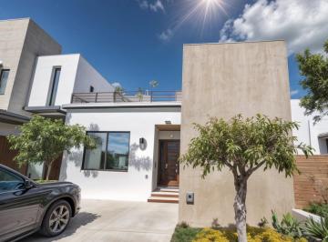 Casa · 110m² · 2 Recámaras · 2 Estacionamientos · Casa en Venta en El Refugio de Una Planta, Especial Para Adultos Mayores, Linda!