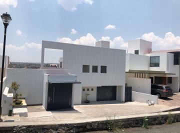 Casa en condominio · 332m² · 3 Recámaras · 3 Estacionamientos · Casa en Venta Misión de Conca Querétaro
