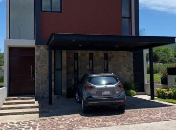 Casa en condominio · 232m² · 3 Recámaras · 3 Estacionamientos · Casa en Renta en Altozano