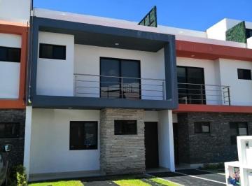 Casa en condominio · 192m² · 4 Recámaras · 2 Estacionamientos · Casa en Renta en El Refugio