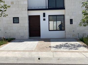 Casa en condominio · 130m² · 3 Recámaras · 2 Estacionamientos · Casa en Renta en El Refugio Torre de Piedra