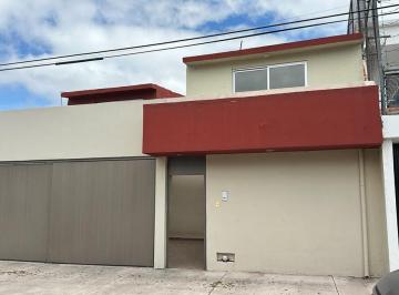Casa · 249m² · 5 Recámaras · 2 Estacionamientos · Casa en Venta en Col San Javier