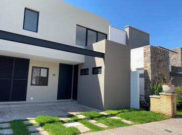 Casa en condominio · 330m² · 3 Recámaras · 3 Estacionamientos · Casa en Renta en Arco de Piedra