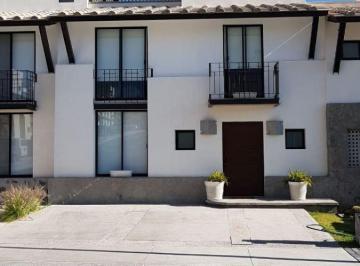 Casa en condominio · 210m² · 4 Recámaras · 3 Estacionamientos · Casa en Renta en Zibata