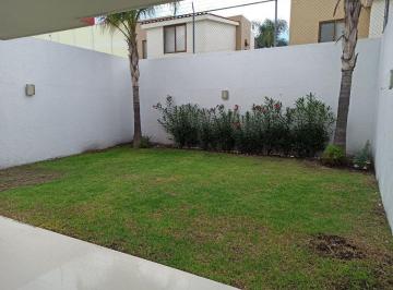 Casa · 350m² · 3 Recámaras · 2 Estacionamientos · Casa en Renta en Cumbres del Lago Juriquilla