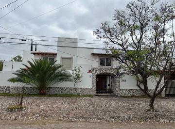 Casa · 450m² · 4 Recámaras · 4 Estacionamientos · Casa en Renta en Jurica