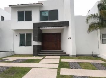 Casa · 230m² · 3 Recámaras · 3 Estacionamientos · Casa en Renta en El Refugio