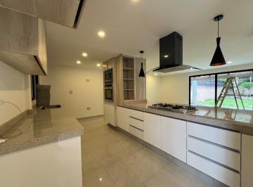 Casa · 230m² · 4 Recámaras · 3 Estacionamientos · Casa en Venta o Renta en Fuentes de Moratilla, con Recámara en Planta Baja