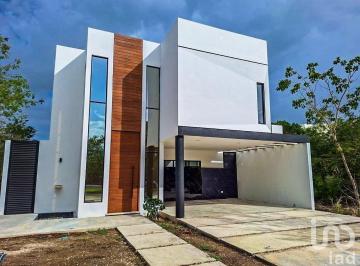 Casa · 278m² · 3 Recámaras · 4 Estacionamientos · Exclusiva Casa en Fraccionamiento Blanca Residencial, Mérida.