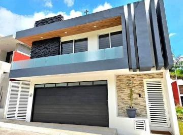 Residencia con diseño arquitectónico integral, donde cada espacio fue pensado pa · Residencia de Diseño con Alberca, Roof Garden, Paneles Solares y Acabados Premi
