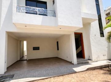 Casa · 255m² · 3 Recámaras · 1 Estacionamiento · Casa en Arenal