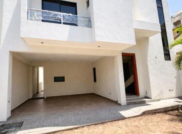 Casa · 223m² · 3 Recámaras · 1 Estacionamiento · Casa en Arenal