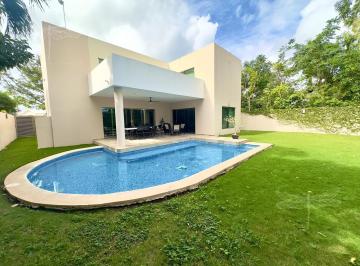 Casa · 424m² · 3 Recámaras · 2 Estacionamientos · Casa con Amplio Jardín en Residencial Villa Magna