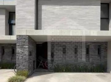 Casa · 325m² · 3 Recámaras · 3 Estacionamientos · Casa en Venta en Altos Juriquilla