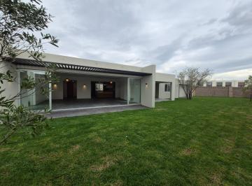 Casa · 370m² · 3 Recámaras · 4 Estacionamientos · Casa en Venta en Alquerias de Pozos