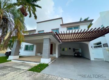 Casa · 531m² · 5 Recámaras · 4 Estacionamientos · Hermosa Casa en Residencial Villa Magna Cancún