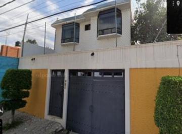 Casa · 219m² · 3 Recámaras · 2 Estacionamientos · Casa en Venta en Santa Cruz Xochitepec, Xochimilco.