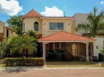 Casa · 280m² · 4 Recámaras · 2 Estacionamientos · Hermosa Casa Céntrica en Privada Contoy, Sm 19