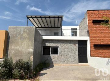 Casa · 136m² · 3 Recámaras · 2 Estacionamientos · Casa en Venta 3 Recámaras (2 en Planta Baja) con Roof Garden en Comala, Colima