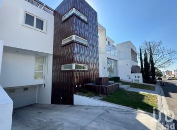 Casa · 540m² · 5 Recámaras · 5 Estacionamientos · Casa en Renta Fraccionamiento Mision Conca Queretaro con Paneles Solares