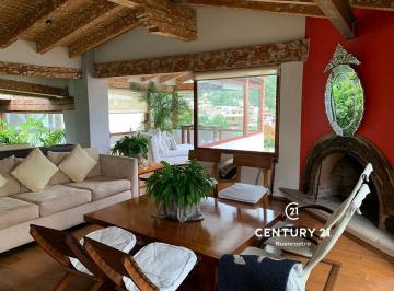 Propiedad con vista parcial al lago y al pueblo, ubicada en una zona tranquila c · Casa en Venta en El Pueblo de Valle de Bravo