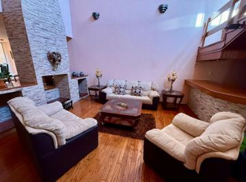 Casa · 329m² · 4 Recámaras · 2 Estacionamientos · En Loma Verde con Jacuzzi