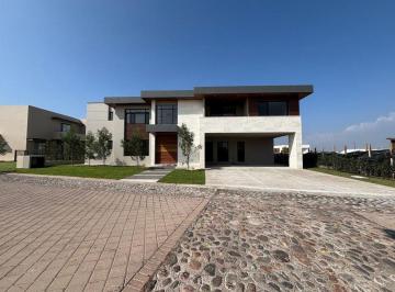 Casa en condominio · 703m² · 4 Recámaras · 6 Estacionamientos · Casa en Venta en El Campanario, Querétaro
