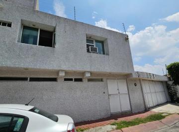 Casa · 480m² · 4 Recámaras · 4 Estacionamientos · Casa en Venta en Santa Cruz del Monte en Calle Cerrada