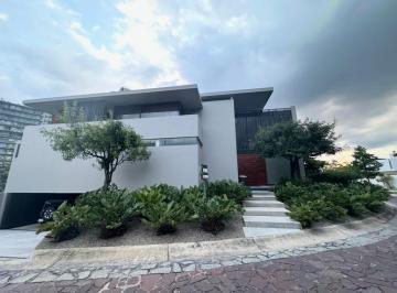 Casa Renta 560m² de 3 habitaciones · Residencia en Renta en Las Cumbres Seminueva Minimalista