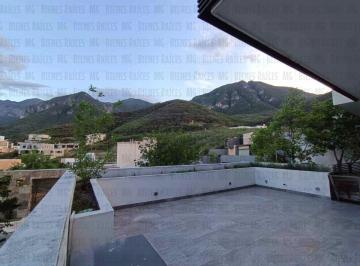 Casa · 540m² · 3 Recámaras · 2 Estacionamientos · Casa en Venta en Sierra Alta con Recámara en Planta Baja con Baño Completo, Alberca y Terraza con in