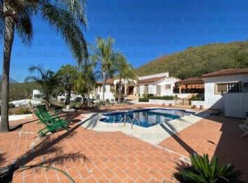 Casa · 611m² · 3 Recámaras · 10 Estacionamientos · Casa Quinta en Venta en El Barrial, con Increíbles Vistas Panorámicas a Las Montañas, Sin Vecino Atr