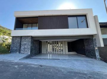 Casa · 390m² · 3 Recámaras · 3 Estacionamientos · Estrena Casa en Fracc Privado Castaños del Vergel, con Increíbles Vistas a Las Montañas