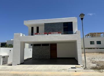 Casa · 245m² · 3 Recámaras · 2 Estacionamientos · Casa en Renta en Altabrisa