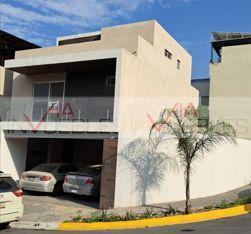 Casa · 238m² · 4 Recámaras · 2 Estacionamientos · Casa en Venta en Cumbres Elite Premier Privadas Alpes y Everest