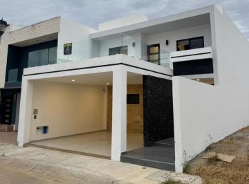 Casa · 210m² · 4 Recámaras · 2 Estacionamientos · Casa en Renta en Altabrisa