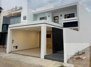 Casa · 210m² · 4 Recámaras · 2 Estacionamientos · Casa en Renta en Altabrisa