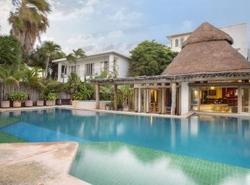 Casa · 953m² · 8 Recámaras · 4 Estacionamientos · Casa en Venta 7 Recámaras en Pokta Pok Zona Hotelera Cancún