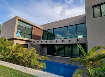 Casa · 556m² · 4 Recámaras · 5 Estacionamientos · Renta o Venta de Casa Lagos del Sol, Cancun