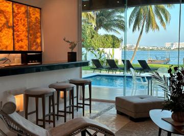 Casa · 700m² · 5 Recámaras · 4 Estacionamientos · Casa Frente a La Laguna en Pok Ta Pok, Cancún