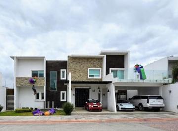 Casa · 420m² · 4 Recámaras · 3 Estacionamientos · Bonita Casa en Venta, Jardines de Versalles